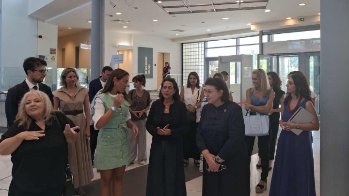 Θεσσαλονίκη: Εφαρμογή ξενάγησης στη νοηματική γλώσσα παρουσιάστηκε σε Λ. Μενδώνη και Δ. Μιχαηλίδου στο Αρχαιολογικό Μουσείο