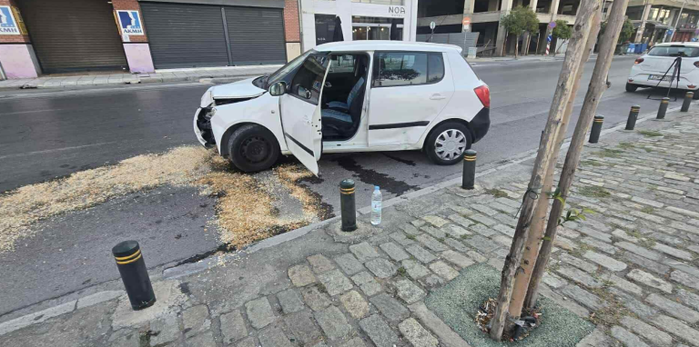 Θεσσαλονίκη: Οδηγός ΙΧ έπεσε πάνω σε κολωνάκια για να αποφύγει μηχανάκι
