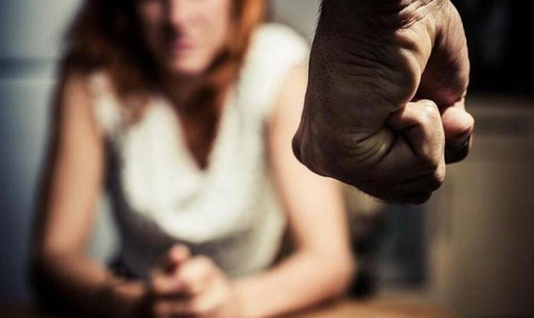 Θεσσαλονίκη: Χτύπησε τη γυναίκα του επειδή άργησε να τον ξυπνήσει