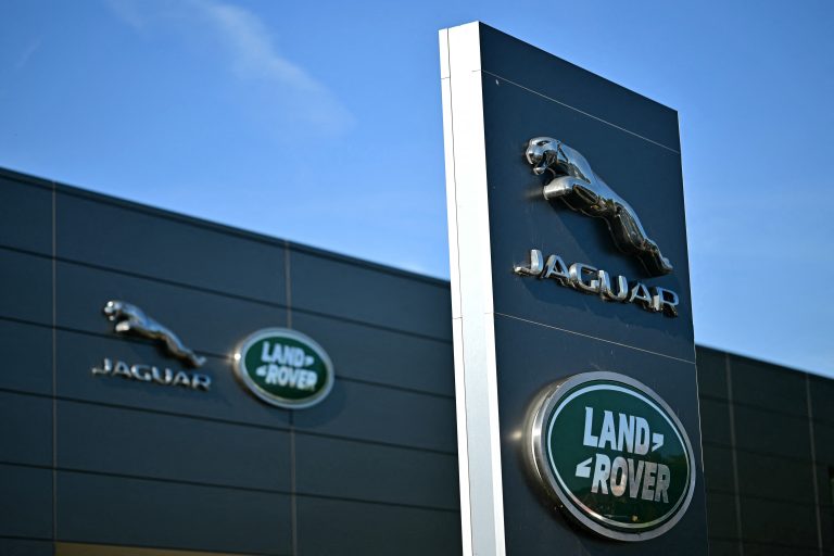 Jaguar Land Rover ξεκινά ξανά την παραγωγή στη Βρετανία μετά από κυβερνοεπίθεση