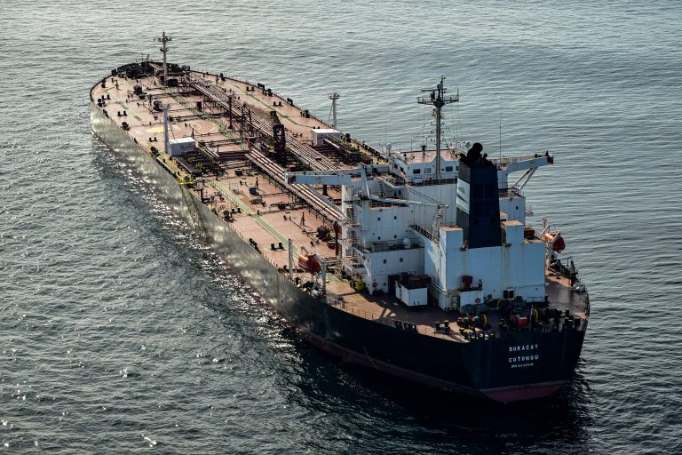 Γαλλία: Παρατείνεται η κράτηση των δύο αξιωματικών του πετρελαιοφόρου που φέρεται να ανήκει στον σκιώδη στόλο της Ρωσίας