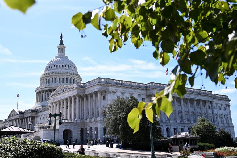 «Shutdown» στις ΗΠΑ: Γιατί η αναστολή λειτουργίας δημόσιων υπηρεσιών δεν τρόμαξε τις αγορές – Τι έχει συμβεί στο παρελθόν