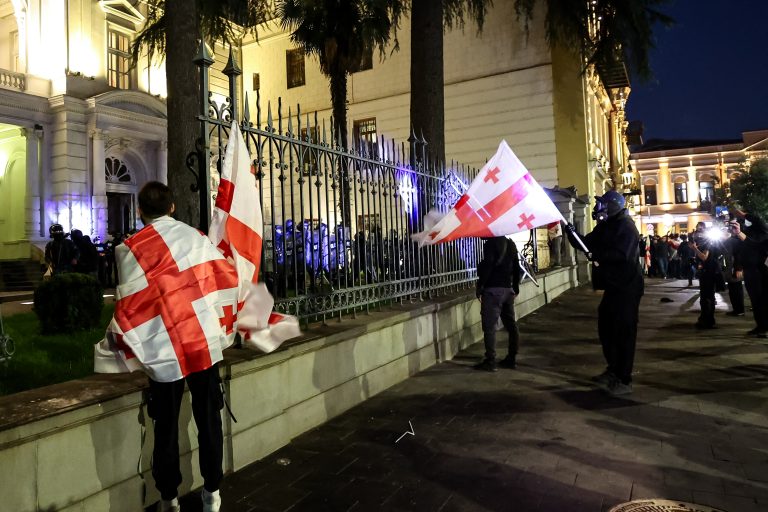 Γεωργία: Διαδηλωτές επιχείρησαν να μπουν στο προεδρικό μέγαρο – Συγκρούστηκαν με την αστυνομία