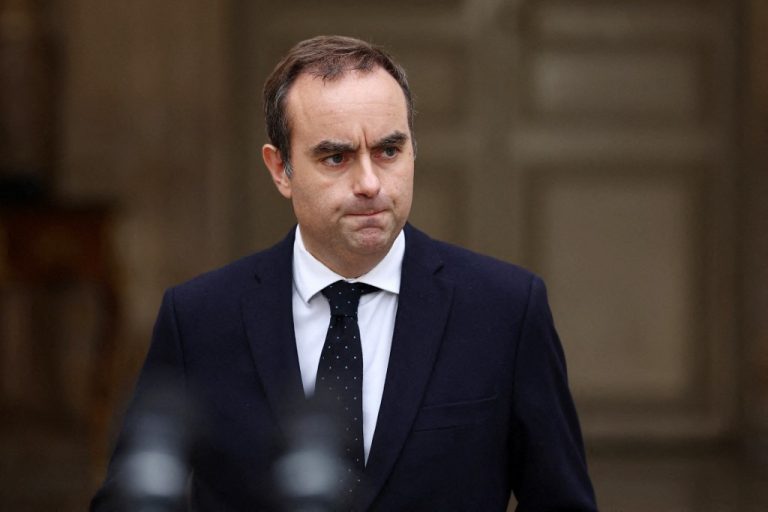 Γαλλία: Παραιτήθηκε ο πρωθυπουργός Λεκορνί – «Κάθε πολιτικό κόμμα συμπεριφέρεται σαν να έχει τη δική του πλειοψηφία στο κοινοβούλιο»