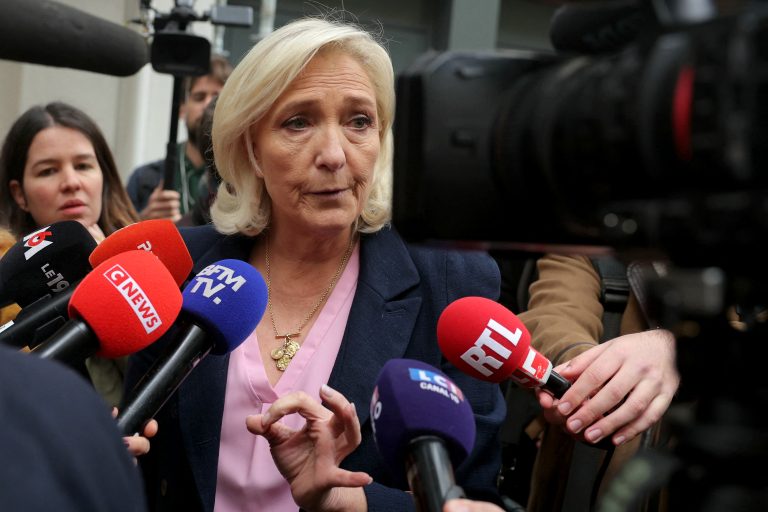 Γαλλία: Η ακροδεξιά καιροφυλακτεί καθώς ο Μακρόν ξεμένει από επιλογές