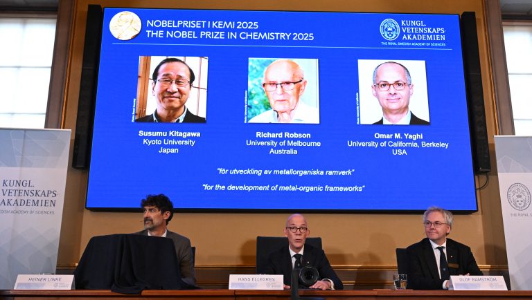 Νόμπελ Χημείας 2025: Στους Σουσούμου Κιταγκάουα, Ρίτσαρντ Ρόμπσον και Όμαρ Γιάγκι το φετινό βραβείο