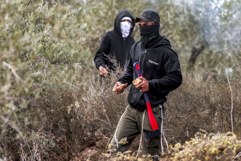 Δυτική Όχθη: Φωτορεπόρτερ του Γαλλικού Πρακτορείου καταγγέλλει επίθεση Ισραηλινών εποίκων ενώ κάλυπτε τη συγκομιδή της ελιάς