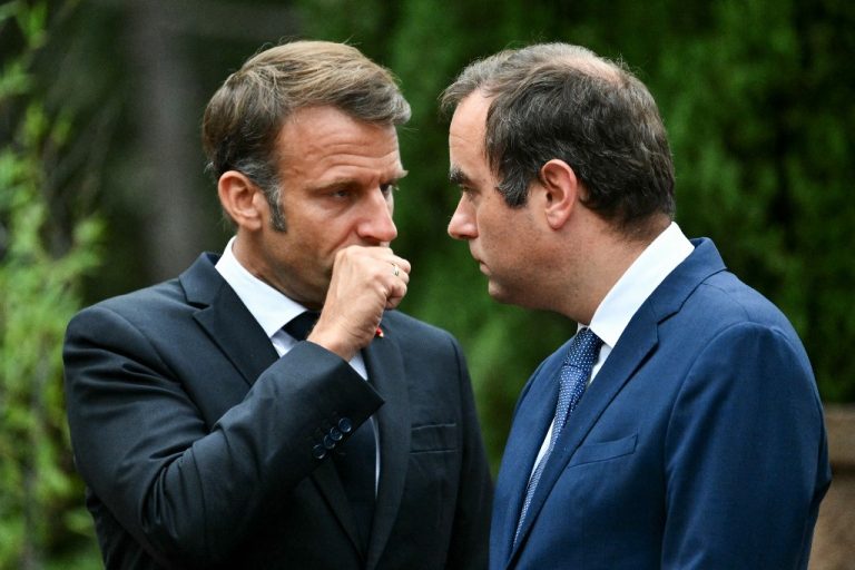 Γαλλία: Ο Μακρόν απείλησε να διαλύσει την Εθνοσυνέλευση αν η κυβέρνηση καταρρεύσει λόγω ψήφου δυσπιστίας