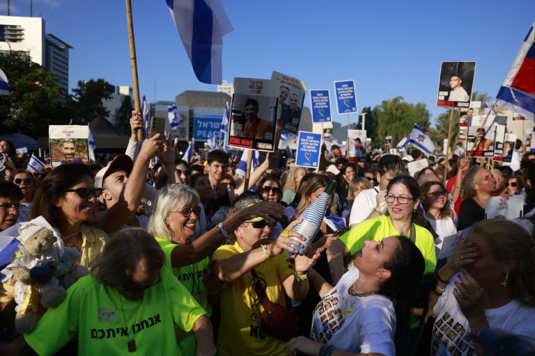 Τελ Αβίβ:  Ανθρωποθάλασσα στην πλατεία των Ομήρων – Συγκίνηση και πανηγυρισμοί: «Δύο χρόνια τρέλας τελειώνουν» – Τι μεταδίδει ο Κωστής Κωνσταντίνου