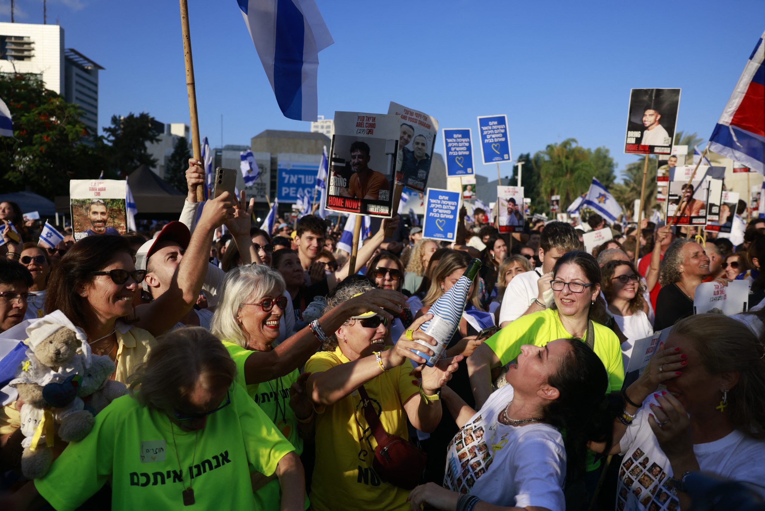 Τελ Αβίβ:  Ανθρωποθάλασσα στην πλατεία των Ομήρων – Συγκίνηση και πανηγυρισμοί: «Δύο χρόνια τρέλας τελειώνουν» – Τι μεταδίδει ο Κωστής Κωνσταντίνου