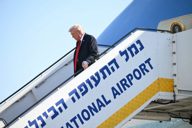 Προσγειώθηκε στο Ισραήλ ο Τραμπ – Συνάντηση με οικογένειες ομήρων και ομιλία στην Κνεσέτ