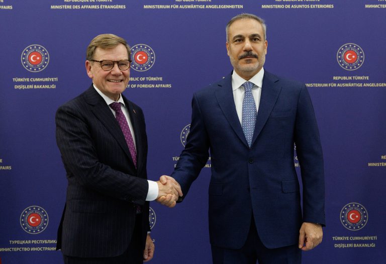 Για την τουρκική συμμετοχή στην ευρωπαϊκή άμυνα συζήτησαν Βάντεφουλ και Φιντάν στην Άγκυρα