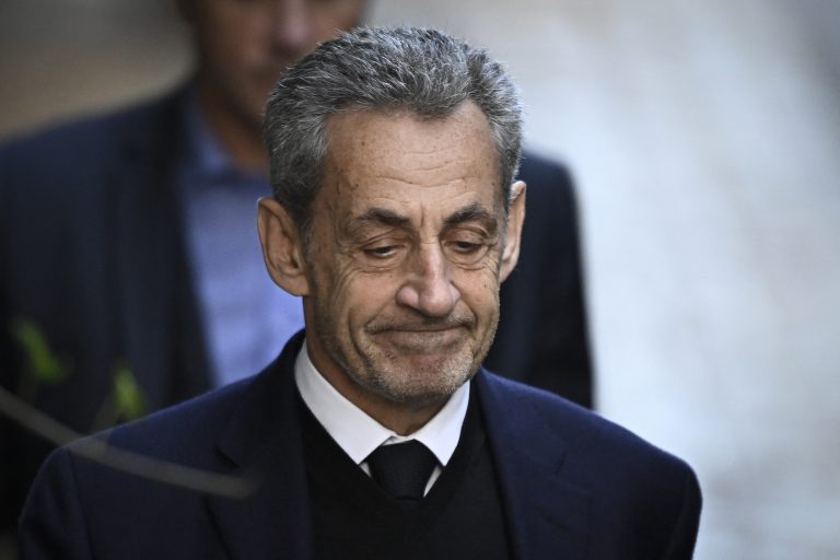 «Τα ξέρουμε όλα, δώσε πίσω τα δισεκατομμύρια»: Χλευασμός και απειλές στον Σαρκοζί την πρώτη του νύχτα στη φυλακή