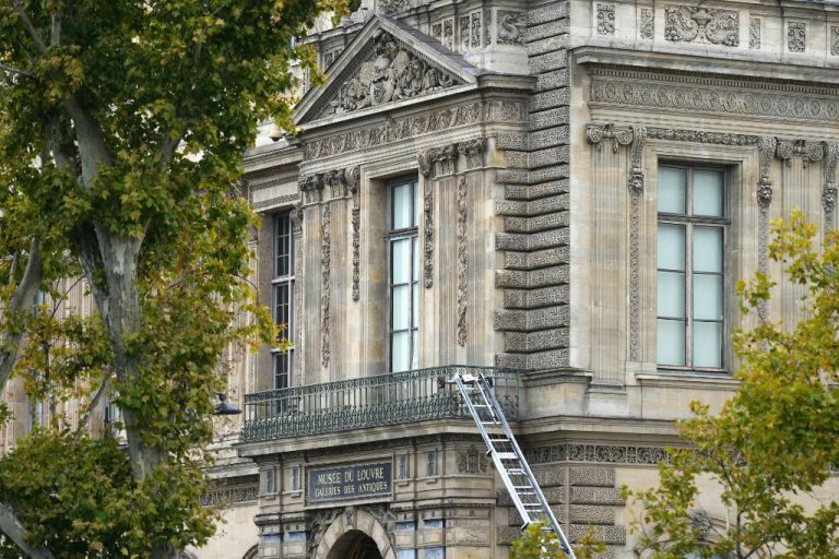 Γαλλία: Η κλοπή στο Λούβρο απειλεί τη «θεμελιώδη αποστολή» των μουσείων, προειδοποιούν επικεφαλής 57 ιδρυμάτων παγκοσμίως