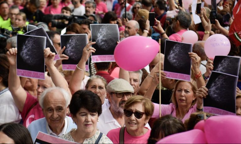 Σεβίλλη: Διαδήλωση κατά της κυβέρνησης για καθυστέρηση ενημέρωσης γυναικών με ύποπτα αποτελέσματα μαστογραφιών