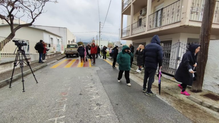 Διαμαρτυρία γονέων στο 27ο Δημοτικό Σχολείο Βόλου για την  κυκλοφοριακή κατάσταση έξω από το σχολείο στις Αλυκές