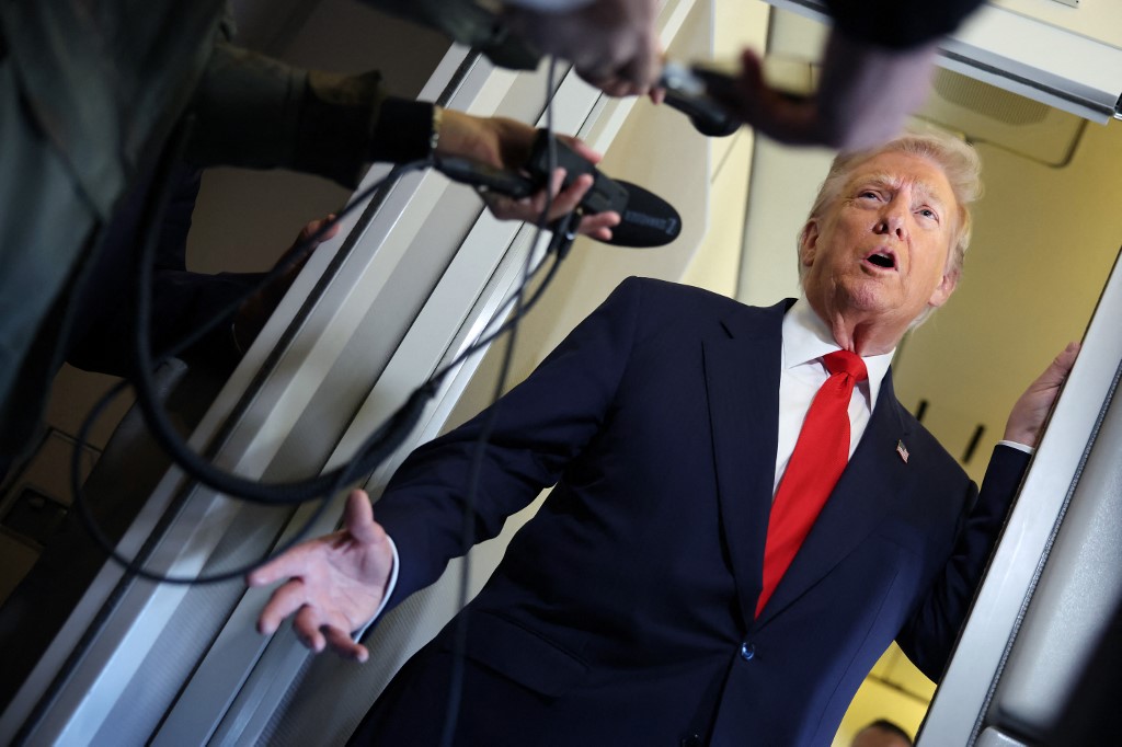 Λεπτές ισορροπίες στην Καραϊβική: Όπλα από Ρωσία, Κίνα και Ιράν ζήτησε ο Μαδούρο – Δεν θα χτυπήσουμε στόχους στη Βενεζουέλα, λέει ο Τραμπ