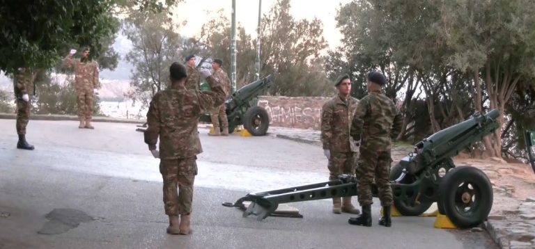 «Έπεσαν» οι κανονιοβολισμοί από τον Λυκαβηττό για την επέτειο της 28ης Οκτωβρίου – Δείτε βίντεο