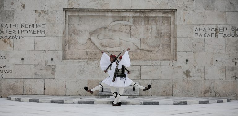 Στο κόκκινο η πολιτική αντιπαράθεση για το Mνημείο του Άγνωστου Στρατιώτη