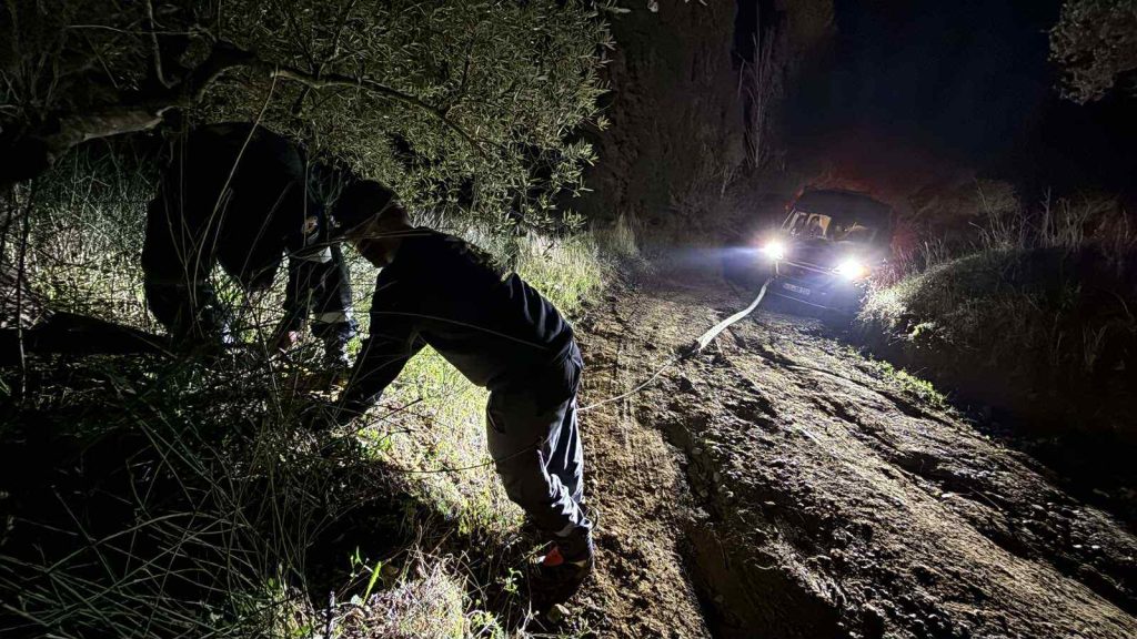 Μεσσηνία: Απεγκλωβισμός Γερμανών τουριστών με αυτοκινούμενο τροχόσπιτο στην περιοχή Νερουλά της Πύλου
