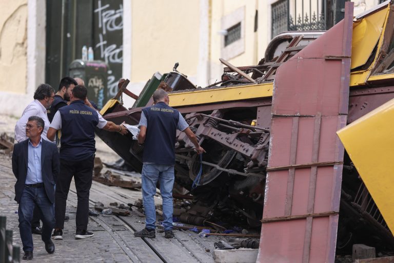Πορτογαλία: Το καλώδιο που συνέδεε τα βαγόνια του τελεφερίκ Γκλόρια ήταν «εκτός προδιαγραφών», σύμφωνα με την ερευνητική επιτροπή