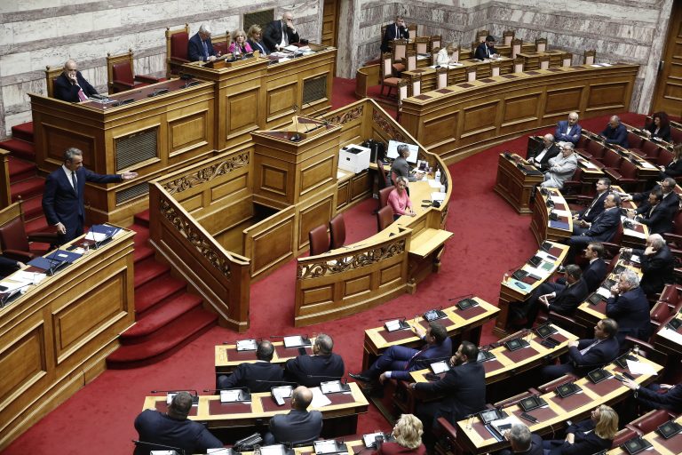 Σε υψηλούς τόνους η συζήτηση στη Βουλή για την εξωτερική πολιτική