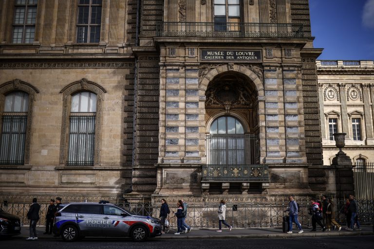 Λούβρο: Η γαλλική εφημερίδα «Le Parisien» είδε όλα τα πλάνα από τις κάμερες του μουσείου και ανασύνθεσε το σενάριο της «κλοπής του αιώνα»