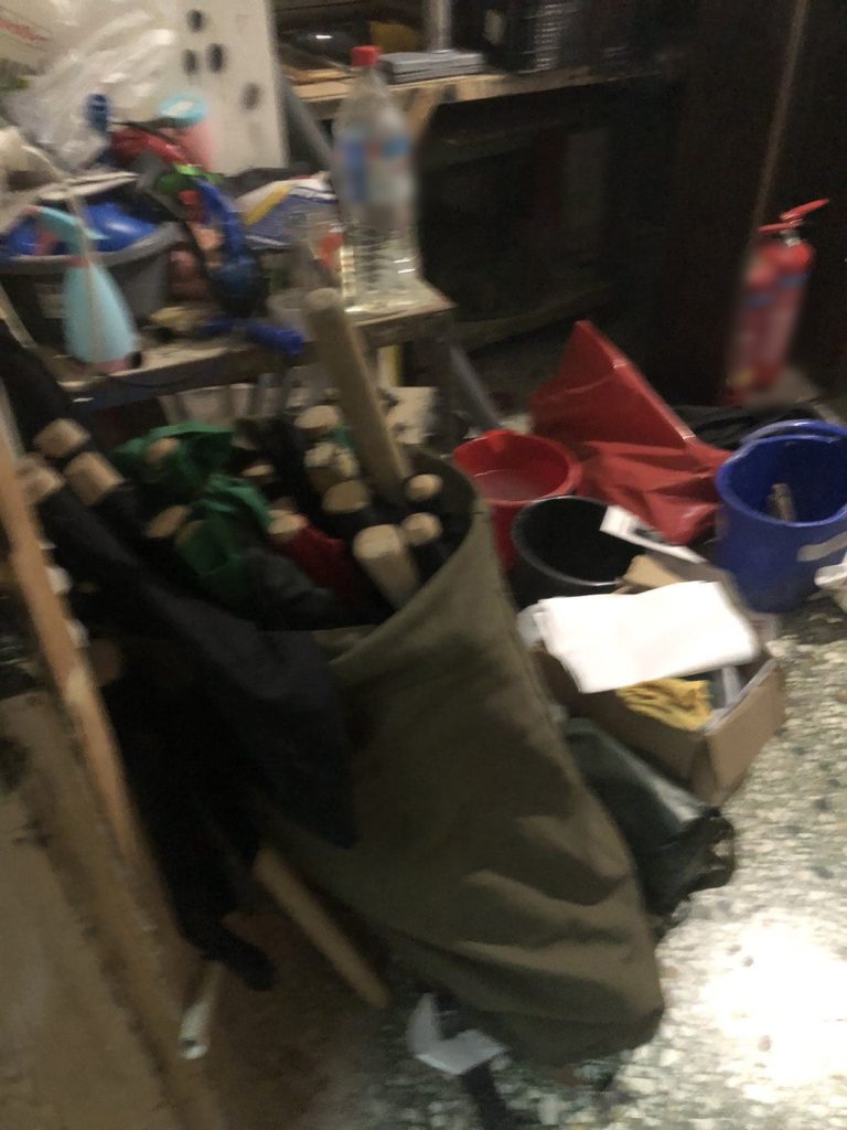 Ηράκλειο: Έφοδος της ΕΛ.ΑΣ. στην κατάληψη «Ευαγγελισμός» – Έξι συλλήψεις για την επίθεση κατά Βορίδη (εικόνες με ευρήματα)