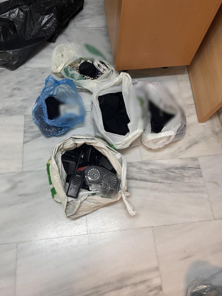 Ηράκλειο: Έφοδος της ΕΛ.ΑΣ. στην κατάληψη «Ευαγγελισμός» – Έξι συλλήψεις για την επίθεση κατά Βορίδη (εικόνες με ευρήματα)