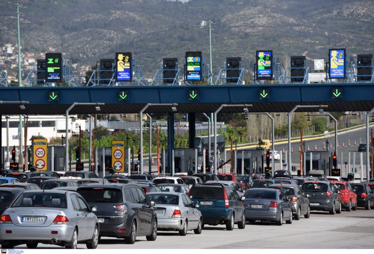 Χωρίς ιδιαίτερα προβλήματα η επιστροφή των εκδρομέων – 250.000 οχήματα επέστρεψαν στην Αττική