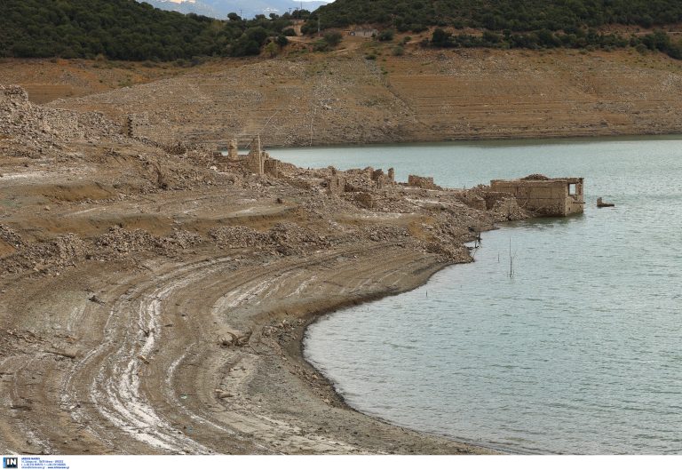 «Αδειάζει» η λίμνη του Μόρνου – Το σχέδιο της κυβέρνησης για να μη διψάσει η Αθήνα τα επόμενα χρόνια
