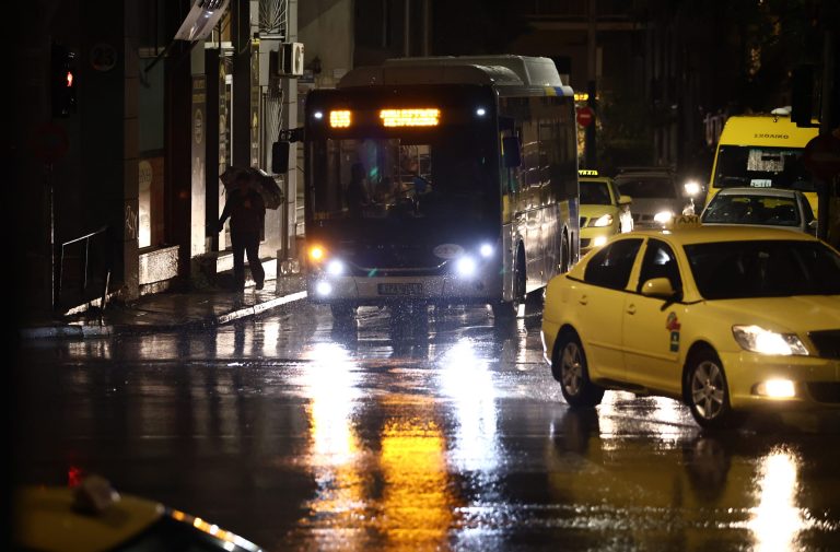 Ισχυρή καταιγίδα στην Αττική – Πού θα βρέξει τις επόμενες ώρες και πότε αναμένεται βελτίωση