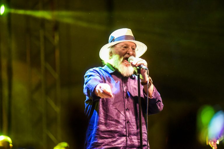 Πανελλήνια συγκίνηση για το θάνατο του Διονύση Σαββόπουλου – Βαθιά υπόκλιση στον σπουδαιότερο τραγουδοποιό της γενιάς του