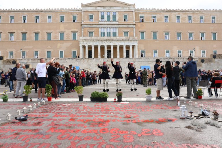 Μετωπική στη Βουλή για τον Άγνωστο Στρατιώτη – Την απόσυρση της τροπολογίας ζητά η αντιπολίτευση