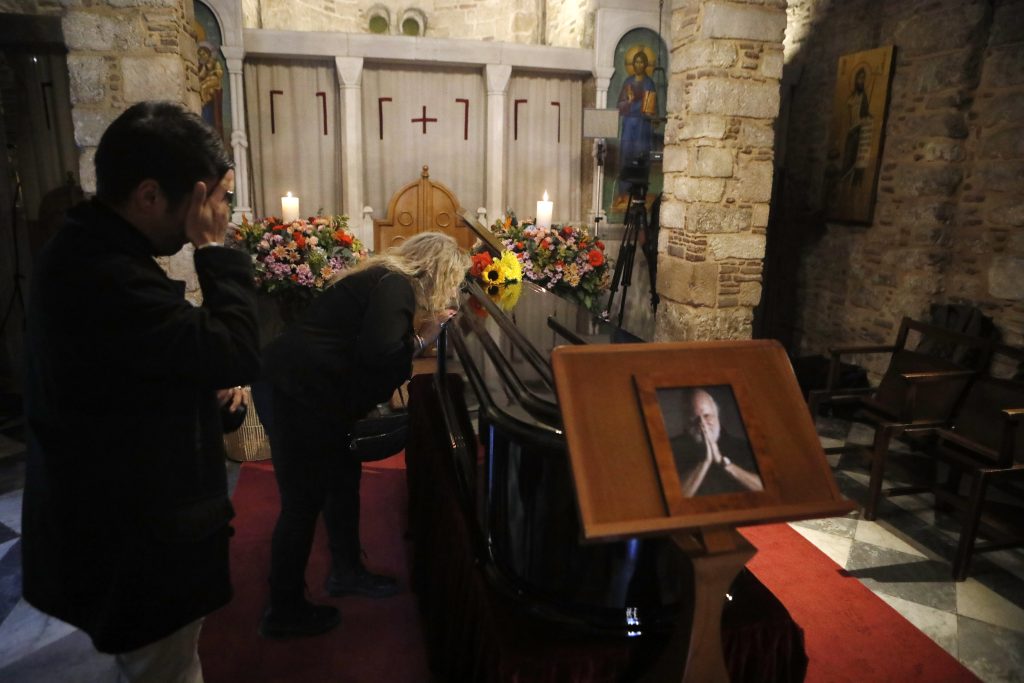 Η Ελλάδα αποχαιρετά τον «Νιόνιο» της: Στο παρεκκλήσι της Μητρόπολης Αθηνών το «τελευταίο αντίο» του κόσμου στον Διονύση Σαββόπουλο – Live streaming από το ΕΡΤnews