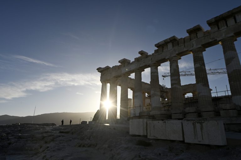 Καιρός: Βελτιωμένος με ηλιοφάνεια και κανονικές για την εποχή θερμοκρασίες – Πρόγνωση από την Α. Τυράσκη