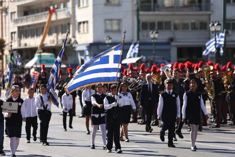 Η Ελλάδα τιμά το «ΌΧΙ»: Με λαμπρότητα και θερμό χειροκρότημα η μαθητική παρέλαση στο κέντρο της Αθήνας (βίντεο και εικόνες)