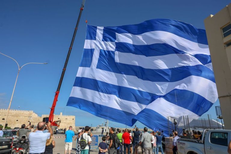Ελληνική σημαία 1440 τετραγωνικών μέτρων κυματίζει στο λιμάνι του Ηρακλείου