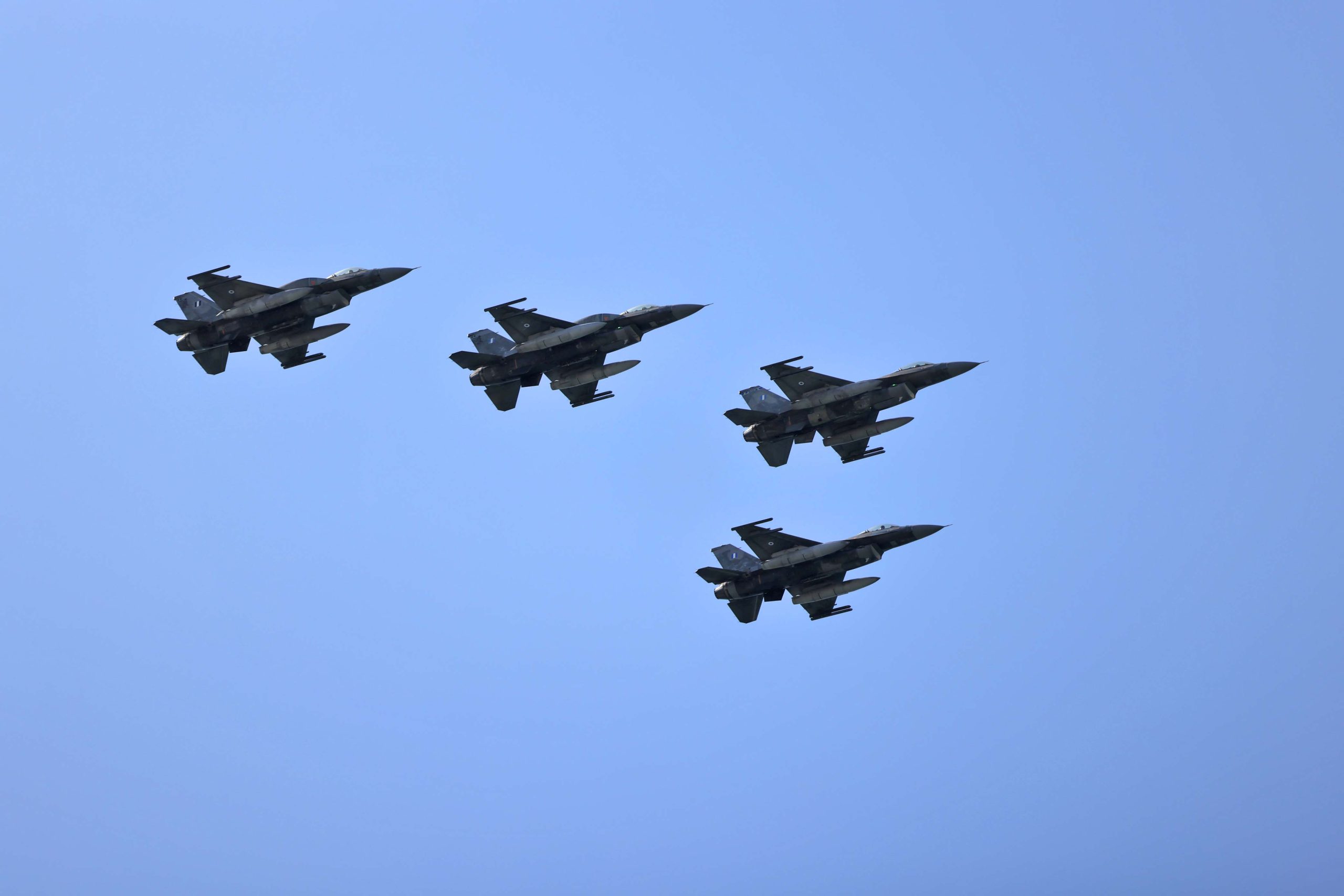 Παρέλαση 28η Οκτωβρίου: Εντυπωσιακή η διέλευση σχηματισμών Mirage, Phantom και F-16 Viper στον ουρανό της Θεσσαλονίκης (Βίντεο)