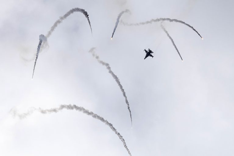 Παρέλαση 28η Οκτωβρίου: Η καθηλωτική επίδειξη πτητικών ελιγμών της Ομάδας ΖΕΥΣ στον ουρανό της Μακεδονίας (Βίντεο)