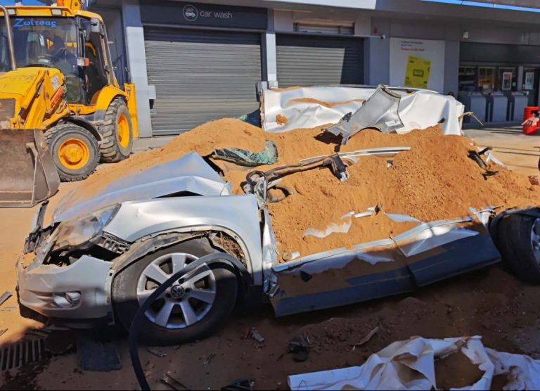 Φορτηγό «έλιωσε» αυτοκίνητο στη Βάρη: Ανετράπη και το καταπλάκωσε – Ένας τραυματίας