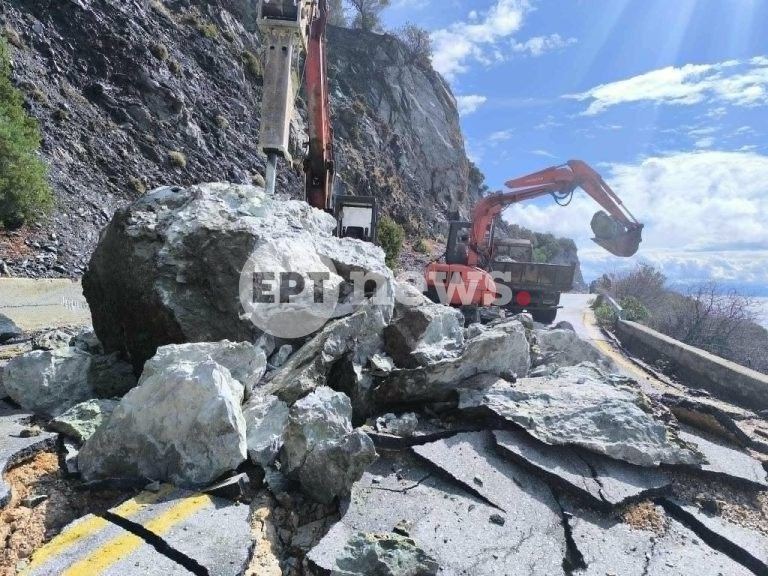 Αποκλειστικές εικόνες από τον τεράστιο βράχο που διέλυσε τον δρόμο στο Πλωμάρι Μυτιλήνης – Επί ποδός τα συνεργεία αποκατάστασης