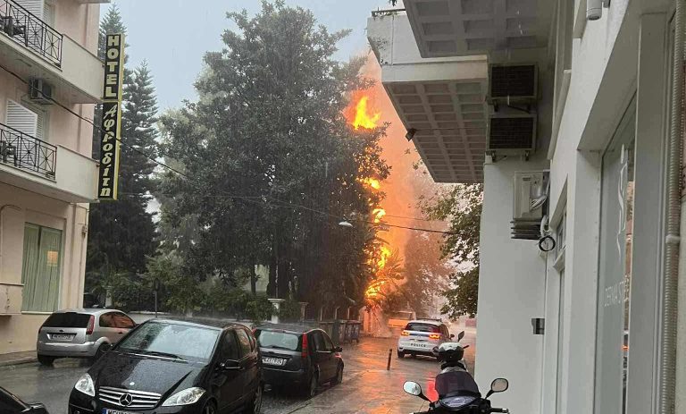 Προβλήματα από τη δυνατή βροχή στην Πάτρα – Κεραυνός έκαψε δέντρο έξω από σπίτι στη Ναύπακτο