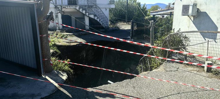 Φυτείες Αιτωλοακαρνανίας: Την επόμενη εβδομάδα η επιχωμάτωση του κρατήρα – Τι προκάλεσε το φαινόμενο