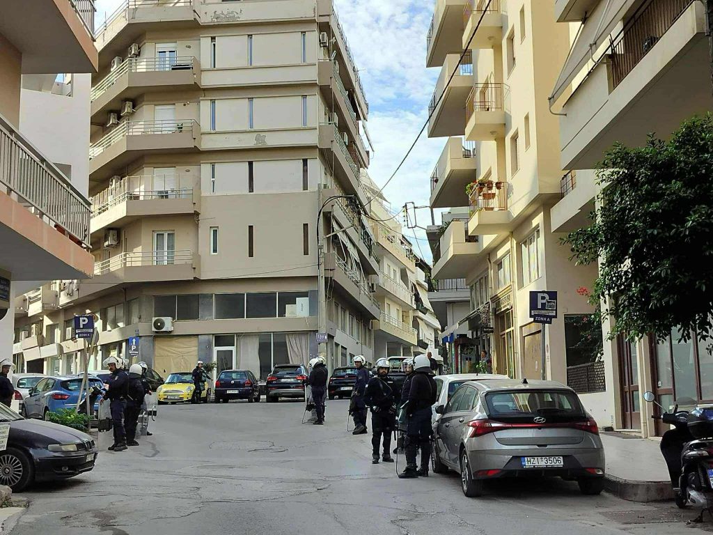 Ηράκλειο: Έφοδος της ΕΛ.ΑΣ. στην κατάληψη «Ευαγγελισμός» – Έξι συλλήψεις για την επίθεση κατά Βορίδη (εικόνες με ευρήματα)