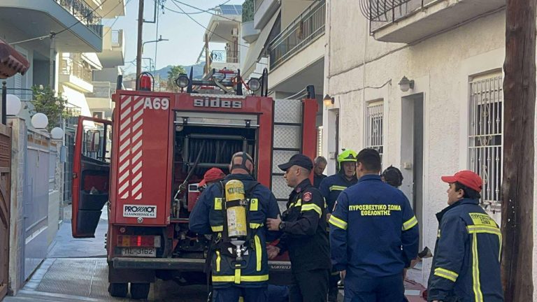 Συναγερμός για φωτιά σε σπίτι στην Καλαμάτα – Εικόνες από την επιχείρηση κατάσβεσης