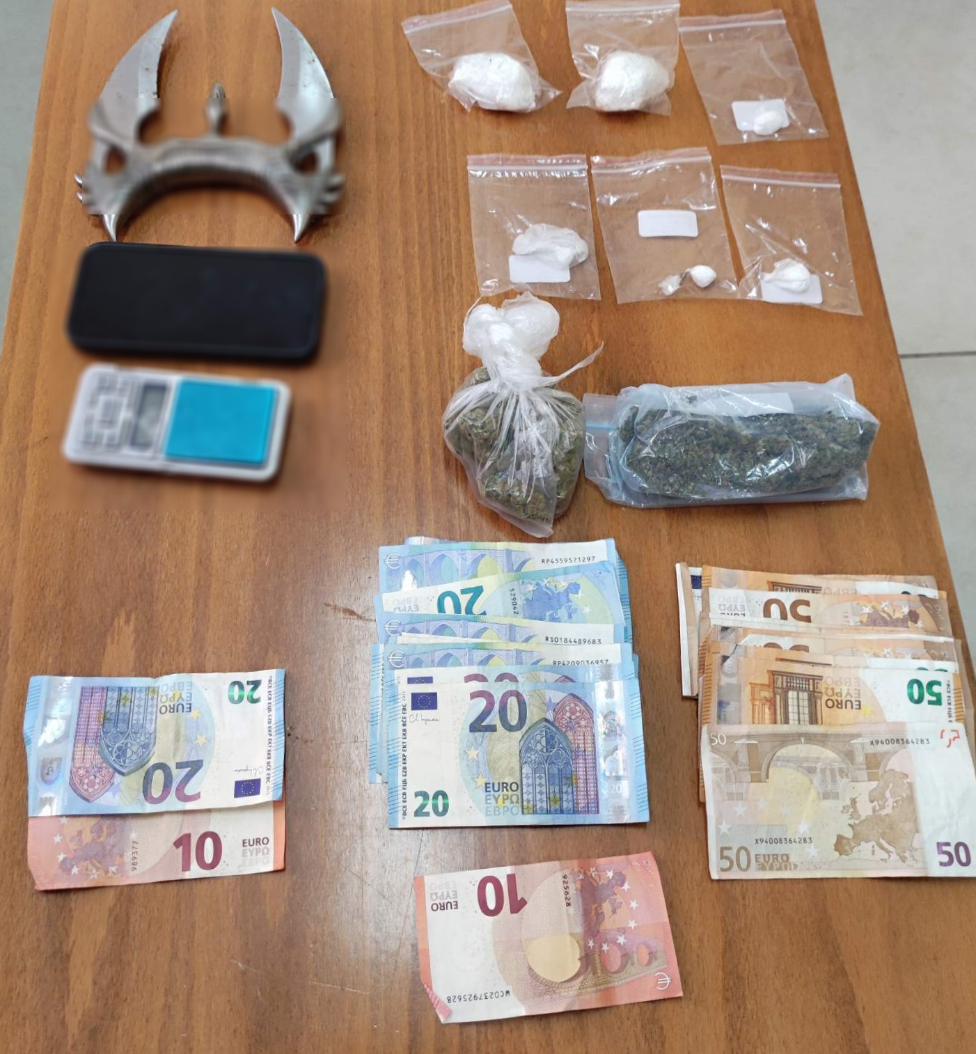 Ζάκυνθος: Σύλληψη 39χρονου για διακίνηση ναρκωτικών, παράβαση του νόμου περί όπλων και βία κατά αστυνομικών