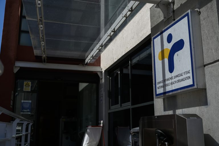 ΕΟΔΥ: Ίδρυση γραφείου εντοπισμού fake news για τα εμβόλια – Ξεκινά η διάθεση φαρμάκων υψηλού κόστους από ιδιωτικά φαρμακεία