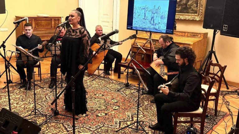 Παρουσιάστηκε στην Πρεσβεία της Ελλάδας στη Μόσχα το μουσικό πρόγραμμα «΄Ενας για όλους»