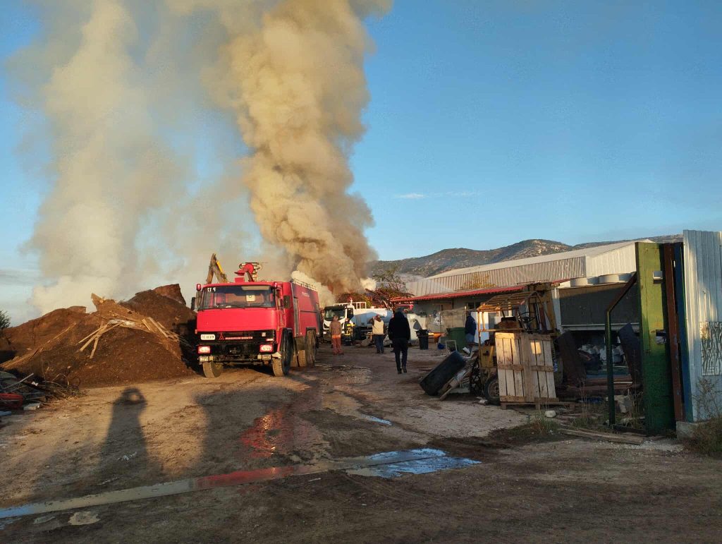 Φωτιά σε εργοστάσιο πέλλετ στις Σέρρες – Ισχυρή κινητοποίηση της Πυροσβεστικής